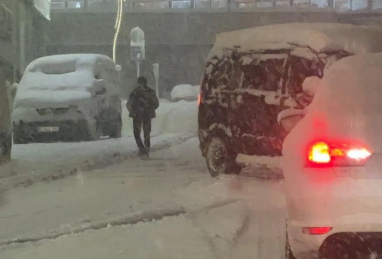 Sürücülerin kar ile imtihanı! Araçlar yolda kaldı