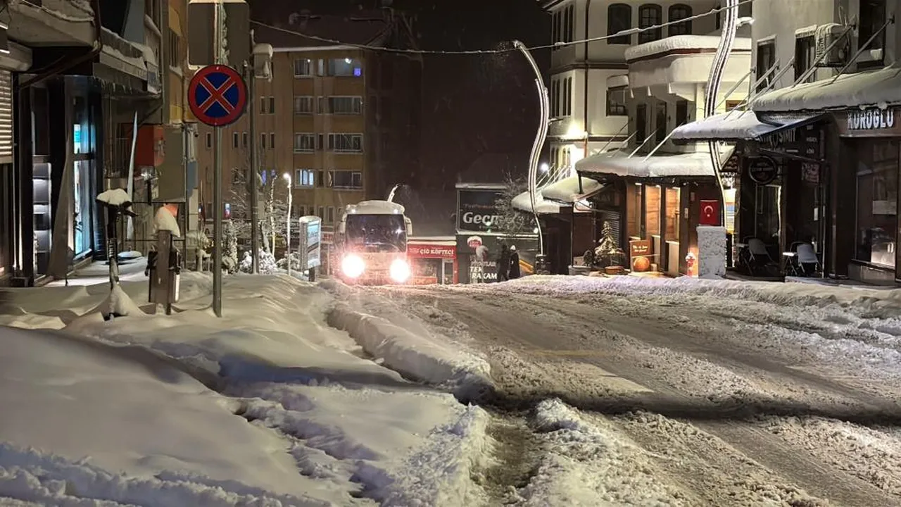 Sürücülerin kar ile imtihanı! Araçlar yolda kaldı