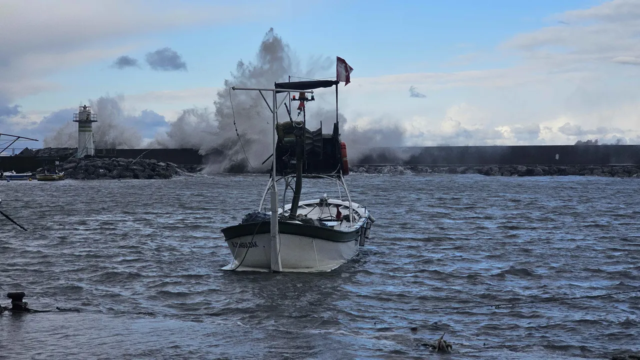 Zonguldak’ı fırtına vurdu! Sular altında kalan limanda çöp yığını