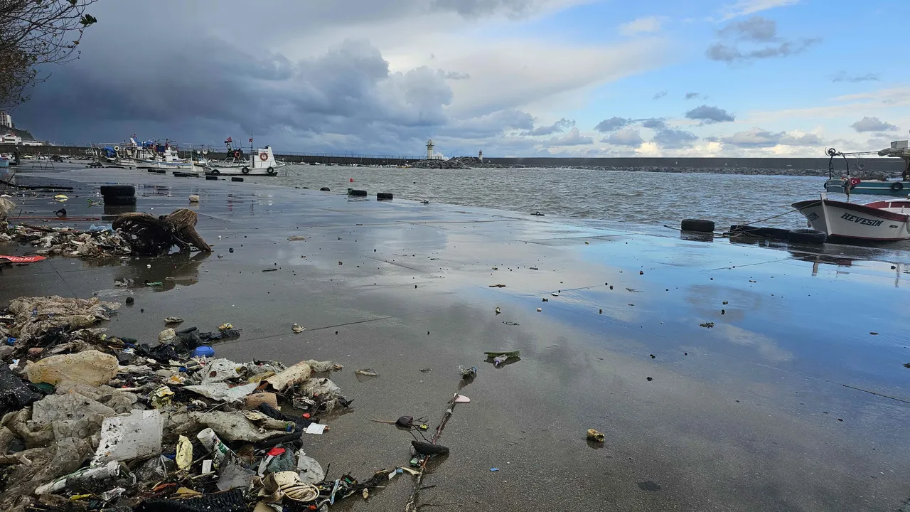Zonguldak’ı fırtına vurdu! Sular altında kalan limanda çöp yığını