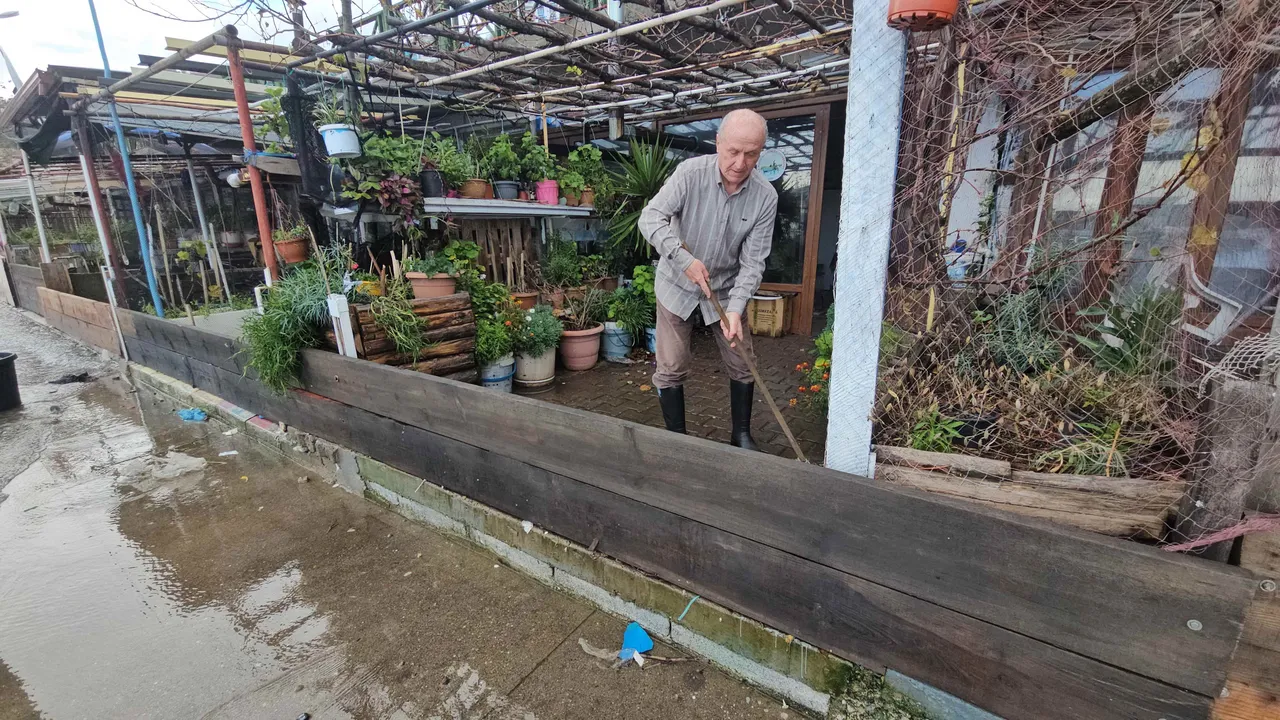 Zonguldak’ı fırtına vurdu! Sular altında kalan limanda çöp yığını