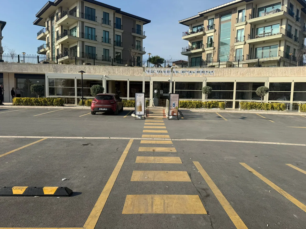 Hamburger dükkanı gece kurşunlandı