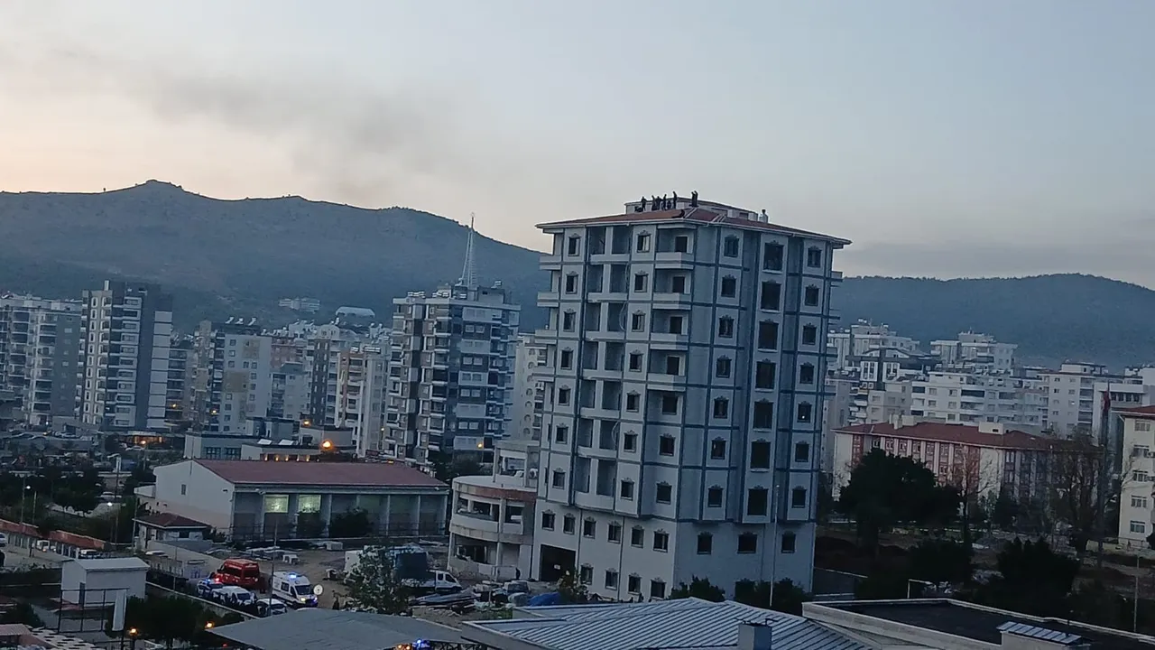 Adana'da tüm ekipleri alarma geçiren olay: Çatıya çıkan boyacıyı telefonuna gelen o mesaj ikna etti
