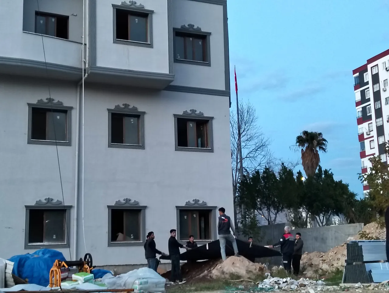 Adana'da tüm ekipleri alarma geçiren olay: Çatıya çıkan boyacıyı telefonuna gelen o mesaj ikna etti