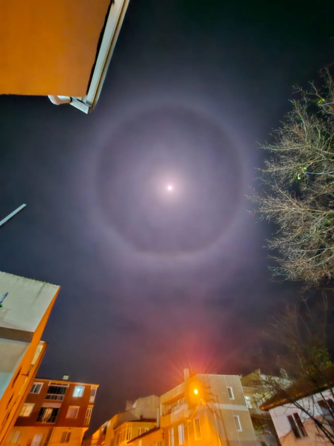 Ay'ın etrafındaki parlak halkalar dikkat çekti