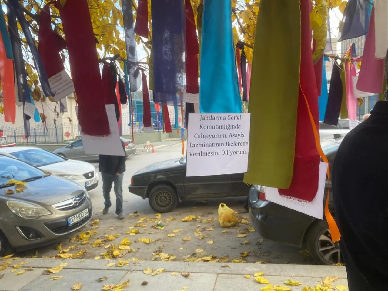 Bakanlık önünde 'dilek ağacı'! Memurlar taleplerini yazdı