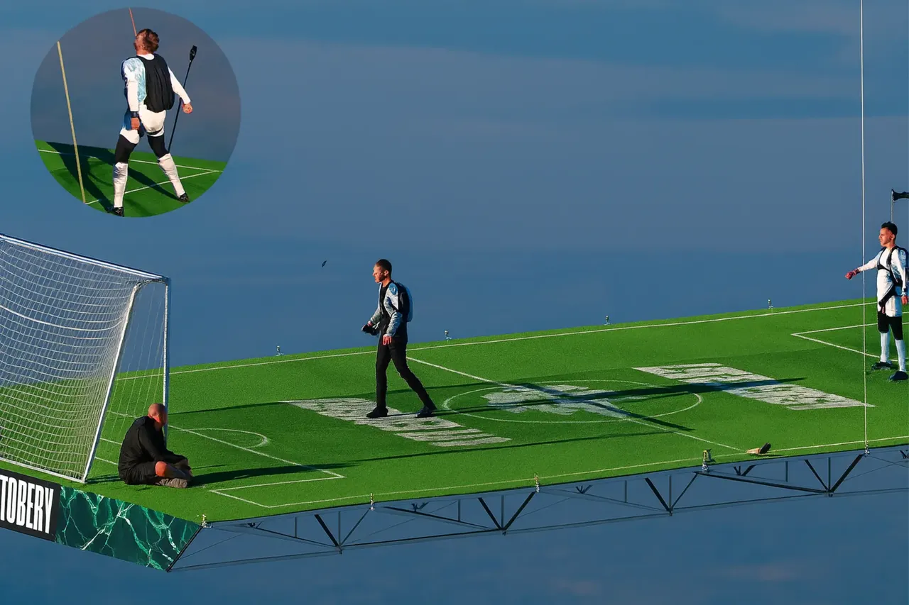 Böyle maç görülmedi! 1.800 metrede çim saha kurup futbol oynadılar