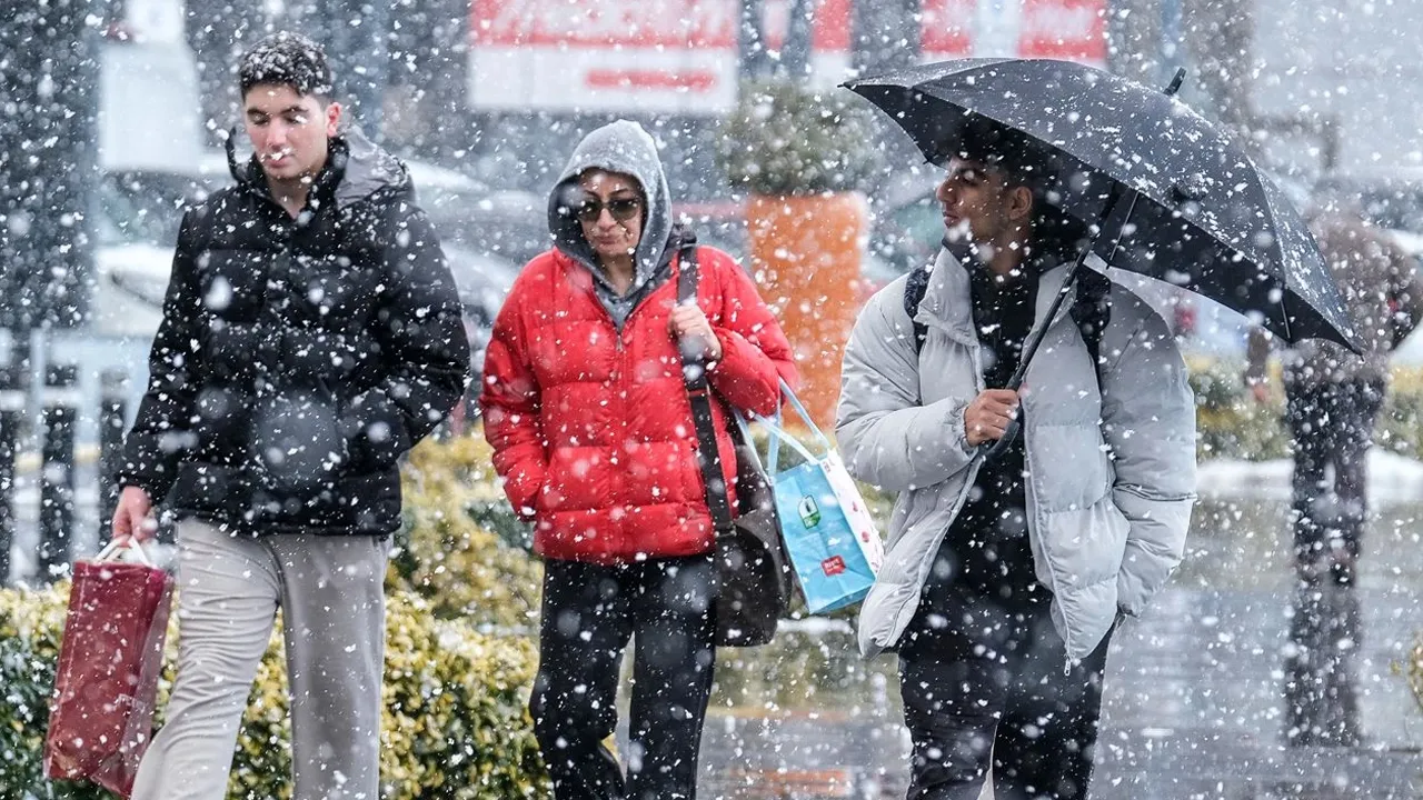 Bu kış takvim dışı geliyor! İstanbul'a ve Ankara'ya karın yağacağı tarih belli oldu