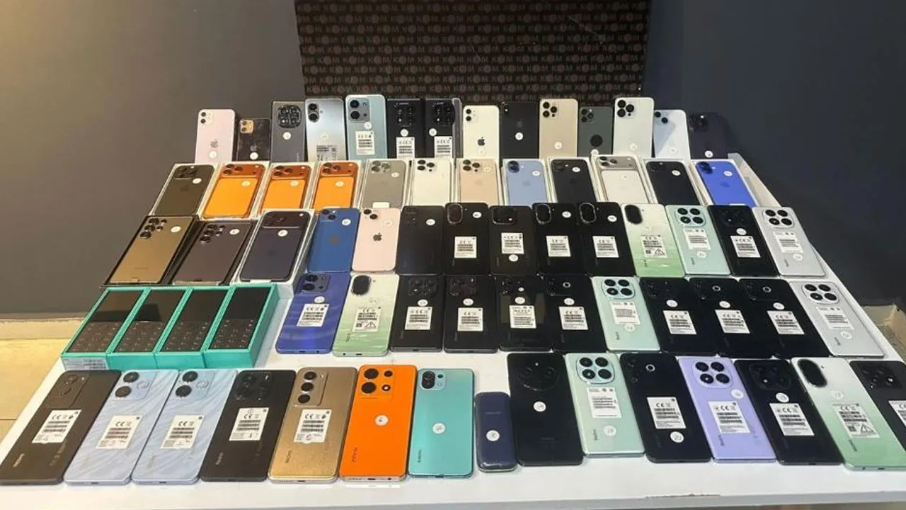 Bursa'da milyonlarca liralık kaçak cep telefonları ele geçirildi