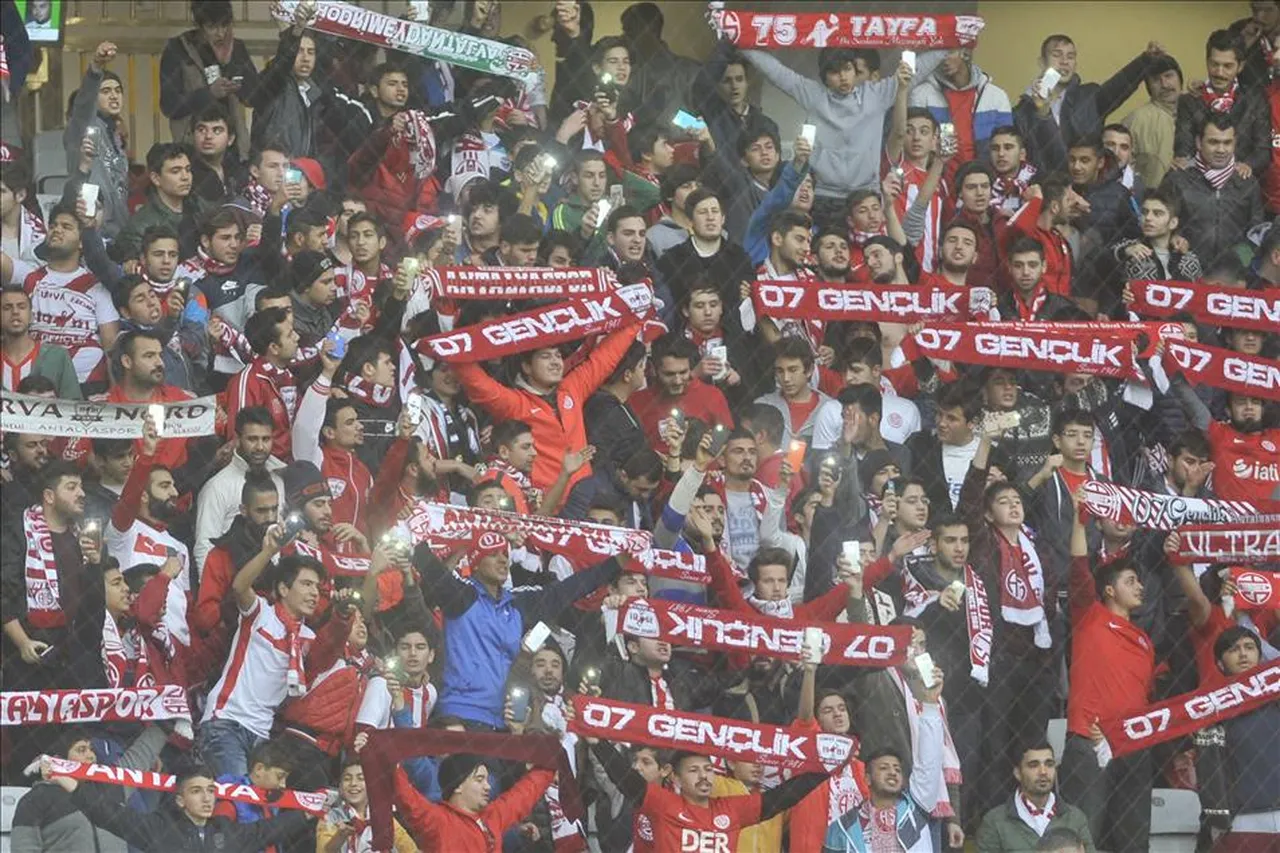 07 Gençlik taraftarları tribünde