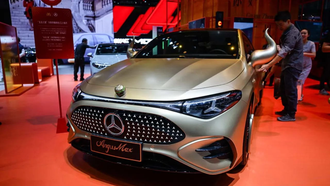 Dünyanın en modern otomobilleri bir arada! Milyonların gözü bu fuardaydı 