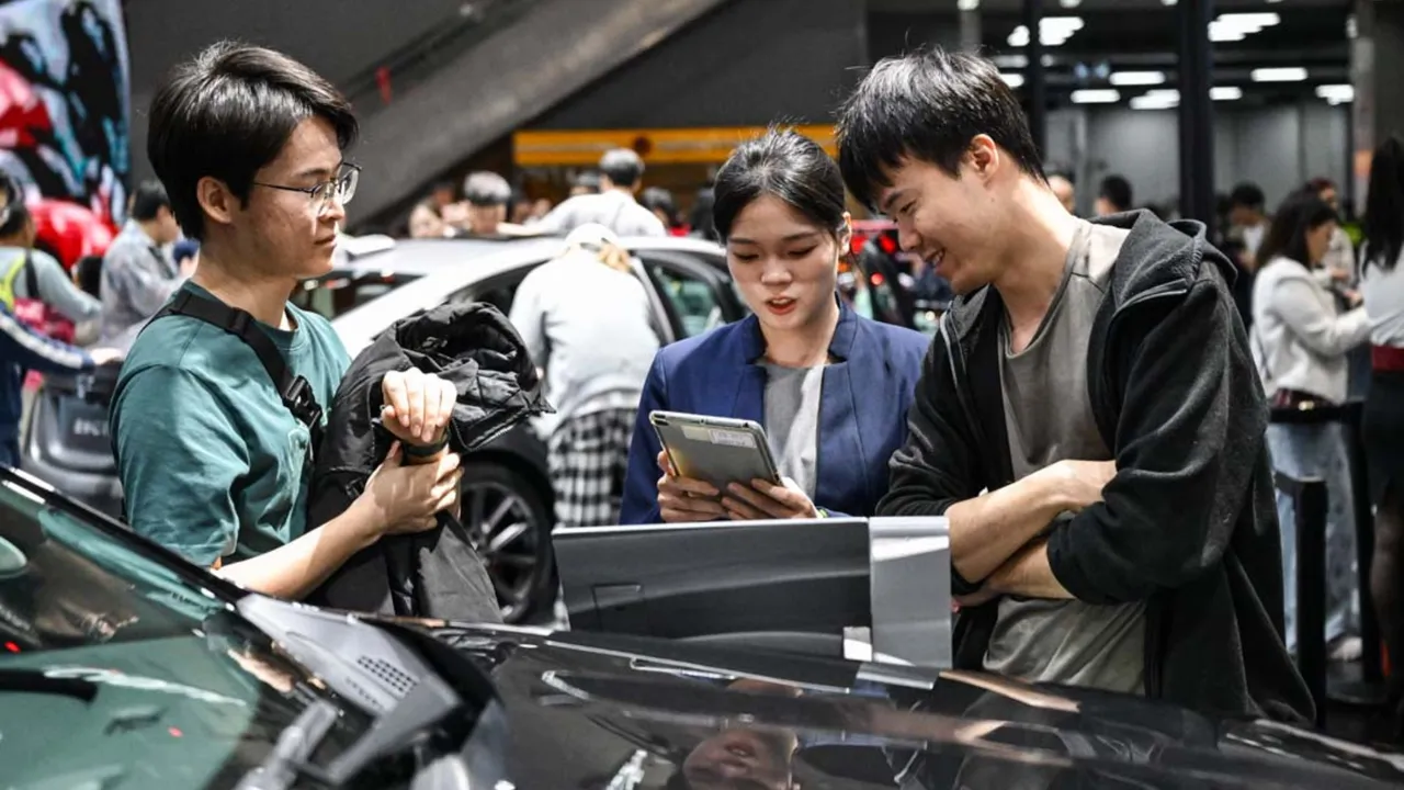 Dünyanın en modern otomobilleri bir arada! Milyonların gözü bu fuardaydı 