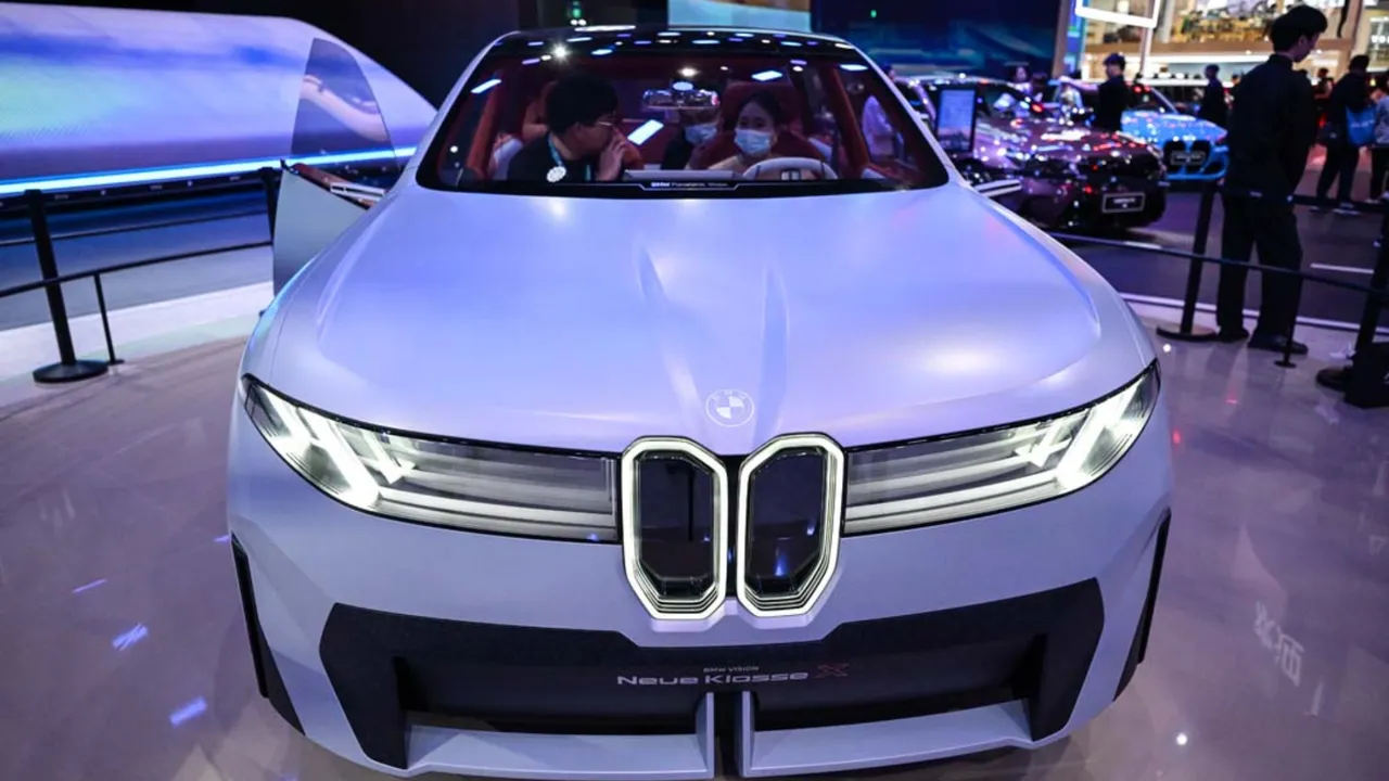 Dünyanın en modern otomobilleri bir arada! Milyonların gözü bu fuardaydı 