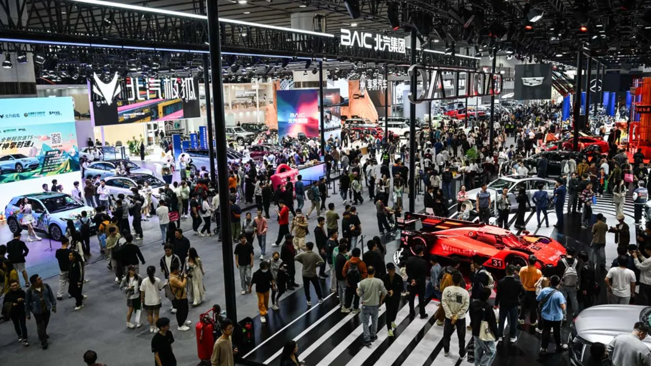 Dünyanın en modern otomobilleri bir arada! Milyonların gözü bu fuardaydı 