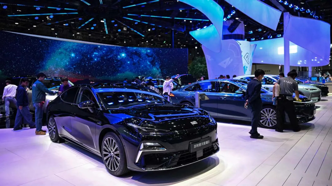 Dünyanın en modern otomobilleri bir arada! Milyonların gözü bu fuardaydı 