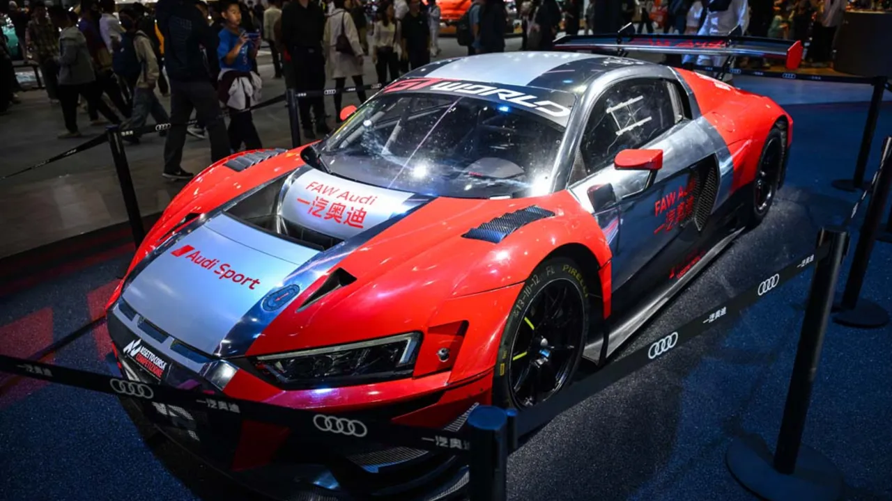 Dünyanın en modern otomobilleri bir arada! Milyonların gözü bu fuardaydı 