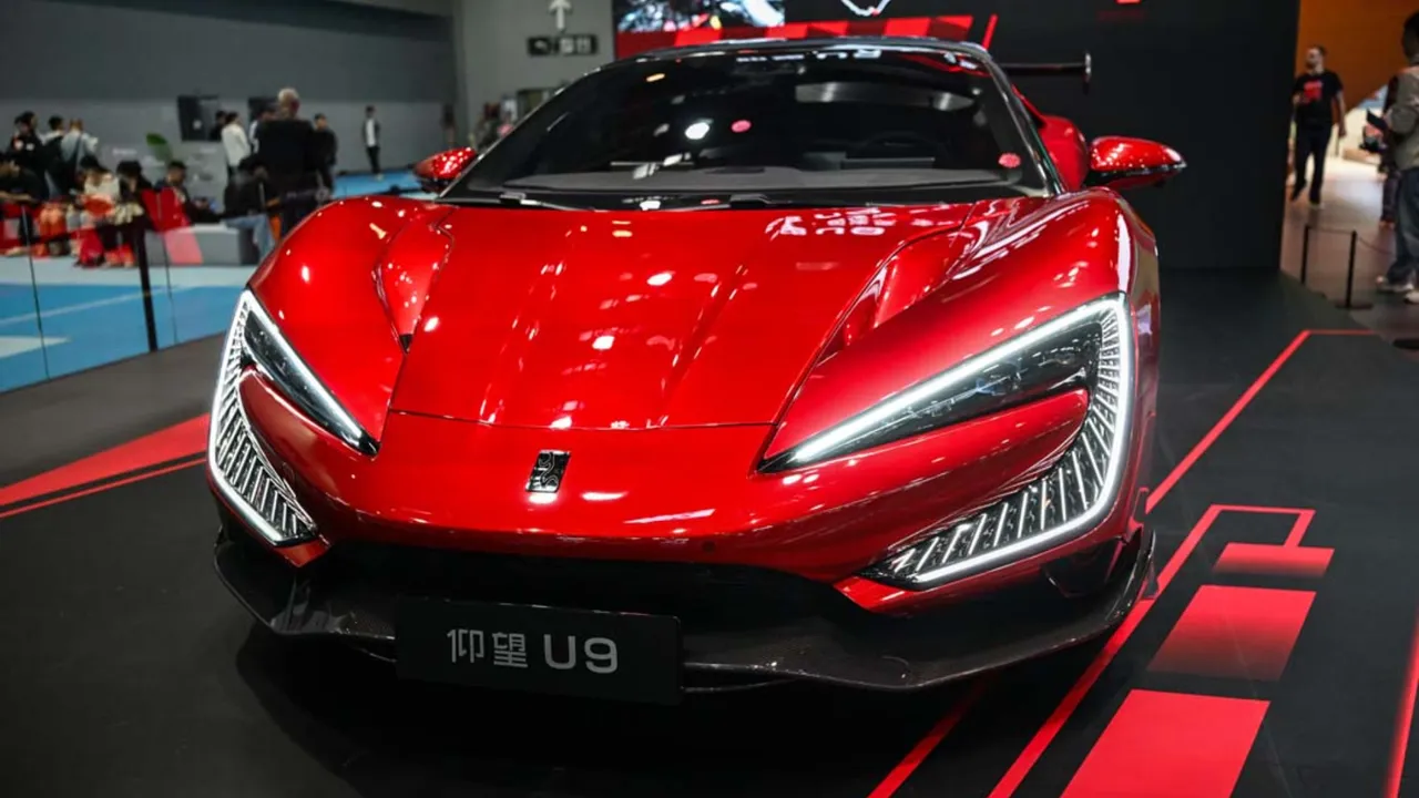 Dünyanın en modern otomobilleri bir arada! Milyonların gözü bu fuardaydı 