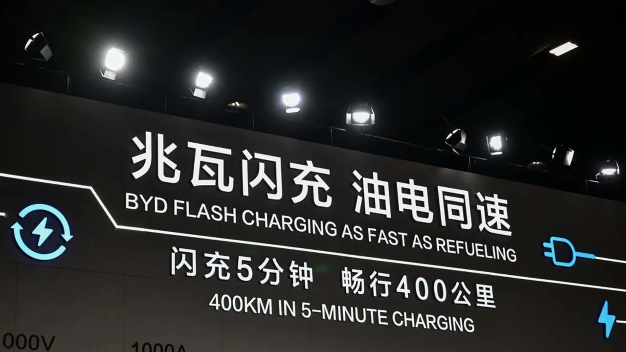 Dünyanın en modern otomobilleri bir arada! Milyonların gözü bu fuardaydı 