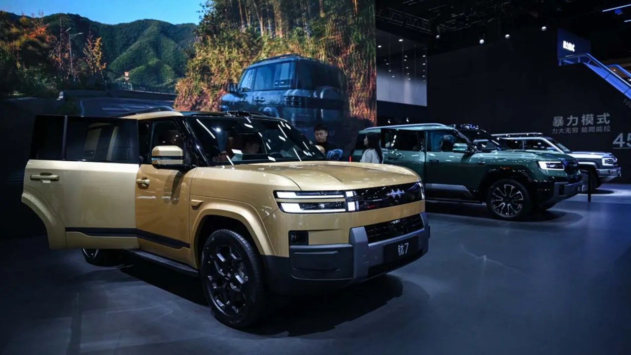 Dünyanın en modern otomobilleri bir arada! Milyonların gözü bu fuardaydı 