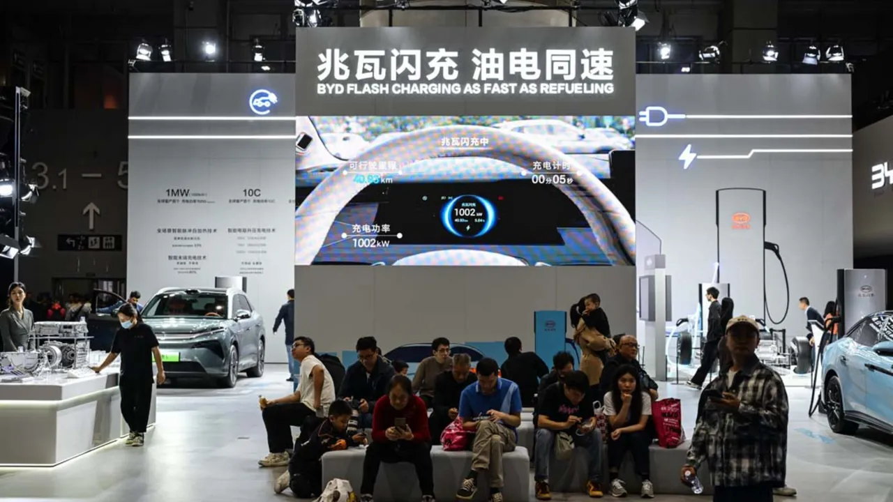 Dünyanın en modern otomobilleri bir arada! Milyonların gözü bu fuardaydı 