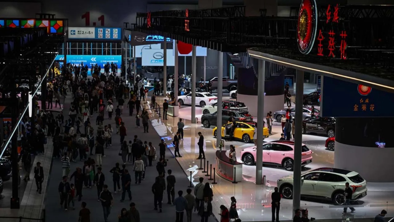 Dünyanın en modern otomobilleri bir arada! Milyonların gözü bu fuardaydı 