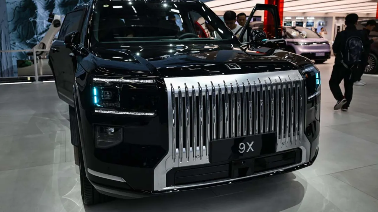 Dünyanın en modern otomobilleri bir arada! Milyonların gözü bu fuardaydı 