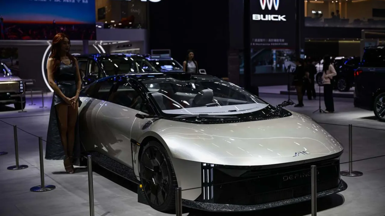 Dünyanın en modern otomobilleri bir arada! Milyonların gözü bu fuardaydı 