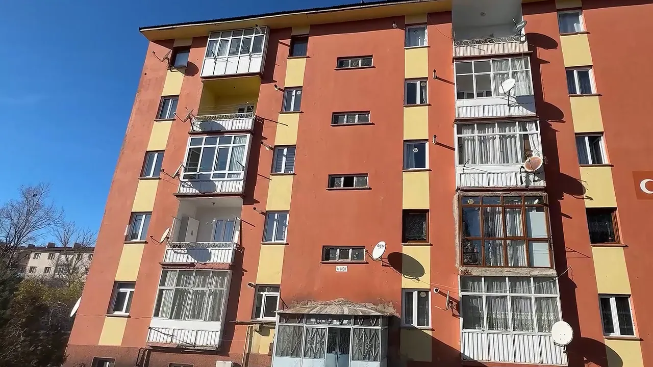 Erzurum'da feci olay! 5. kattan düşen genç ağır yaralandı: O anlar kamerada