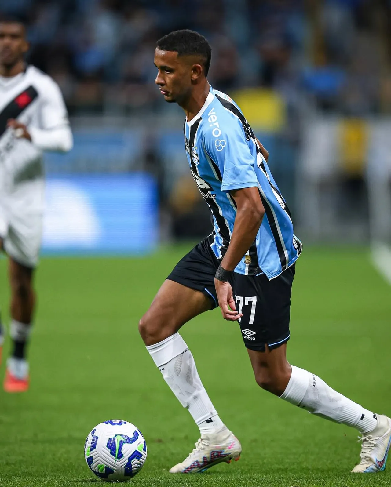 İzmir ekibi, gözlerini Brezilya'da forma giyen Andre Henrique'ye çevirmiş durumda.