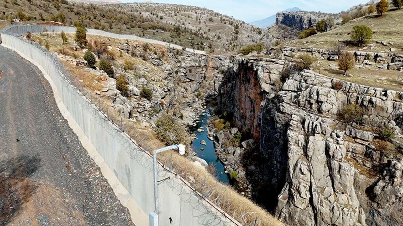 Hudutta kuş uçurtulmuyor! 2 kilometrelik duvar ve 10 kilometre hendek tamamlandı