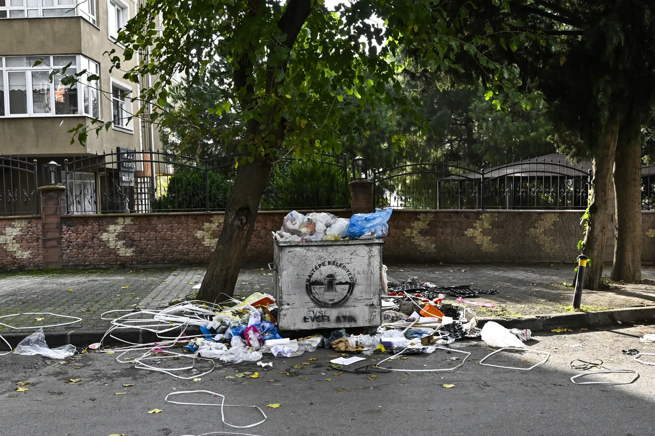 İstanbul'da skandal görüntü! İşçiler iş bıraktı, çöp dağları oluştu