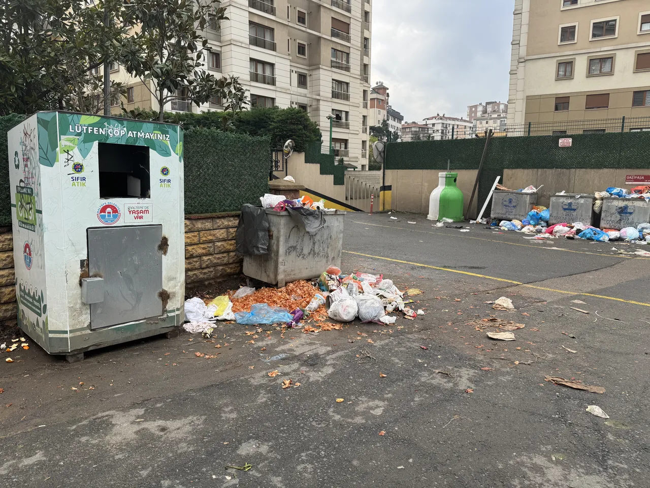 İstanbul'da skandal görüntü! İşçiler iş bıraktı, çöp dağları oluştu