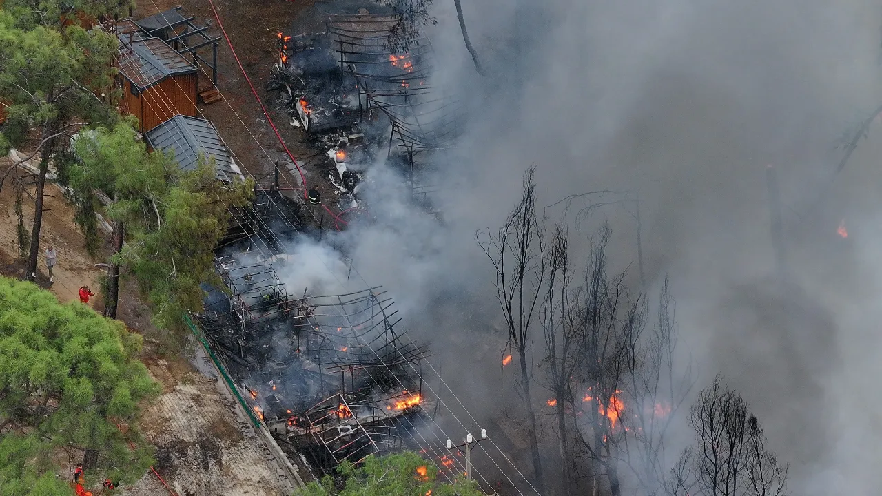 Karavanda çıkan yangın ormana sıçradı!