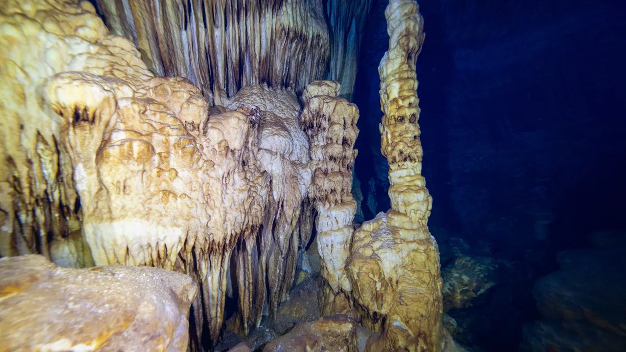 Kirpiyi takip eden çoban tesadüfen keşfetmişti!  Aynalı göl e turist akını