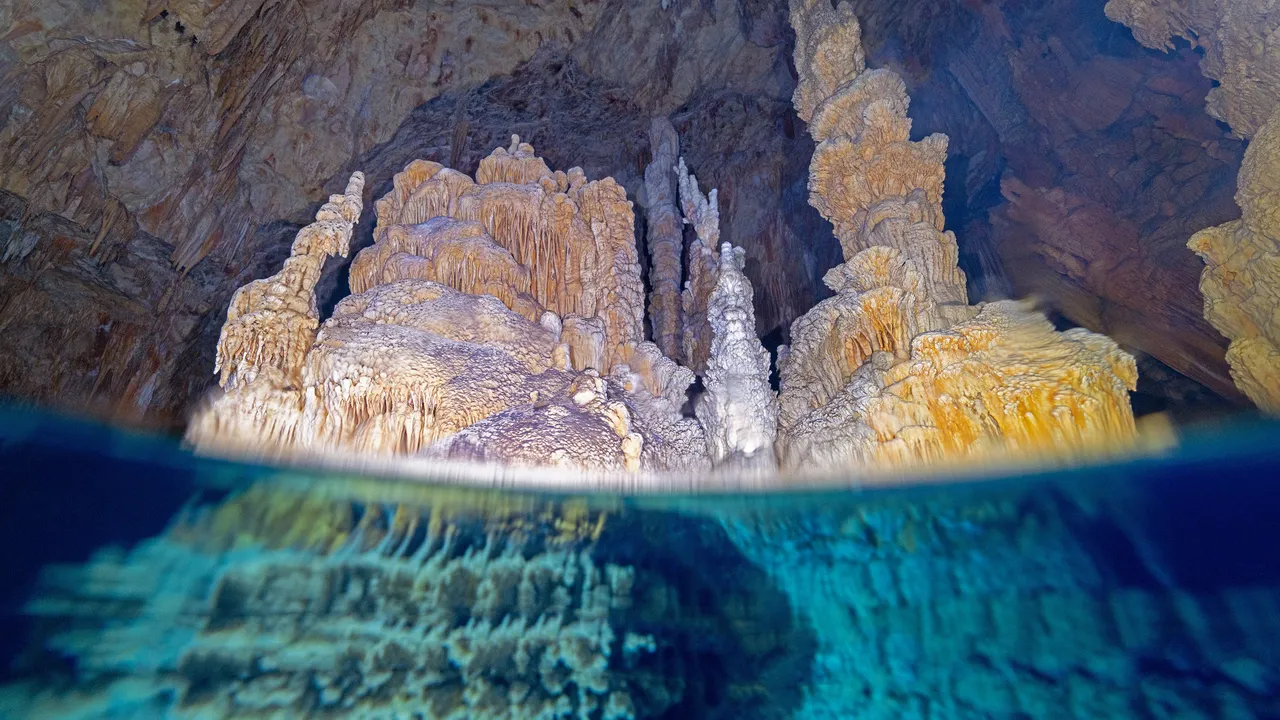 Kirpiyi takip eden çoban tesadüfen keşfetmişti!  Aynalı göl e turist akını