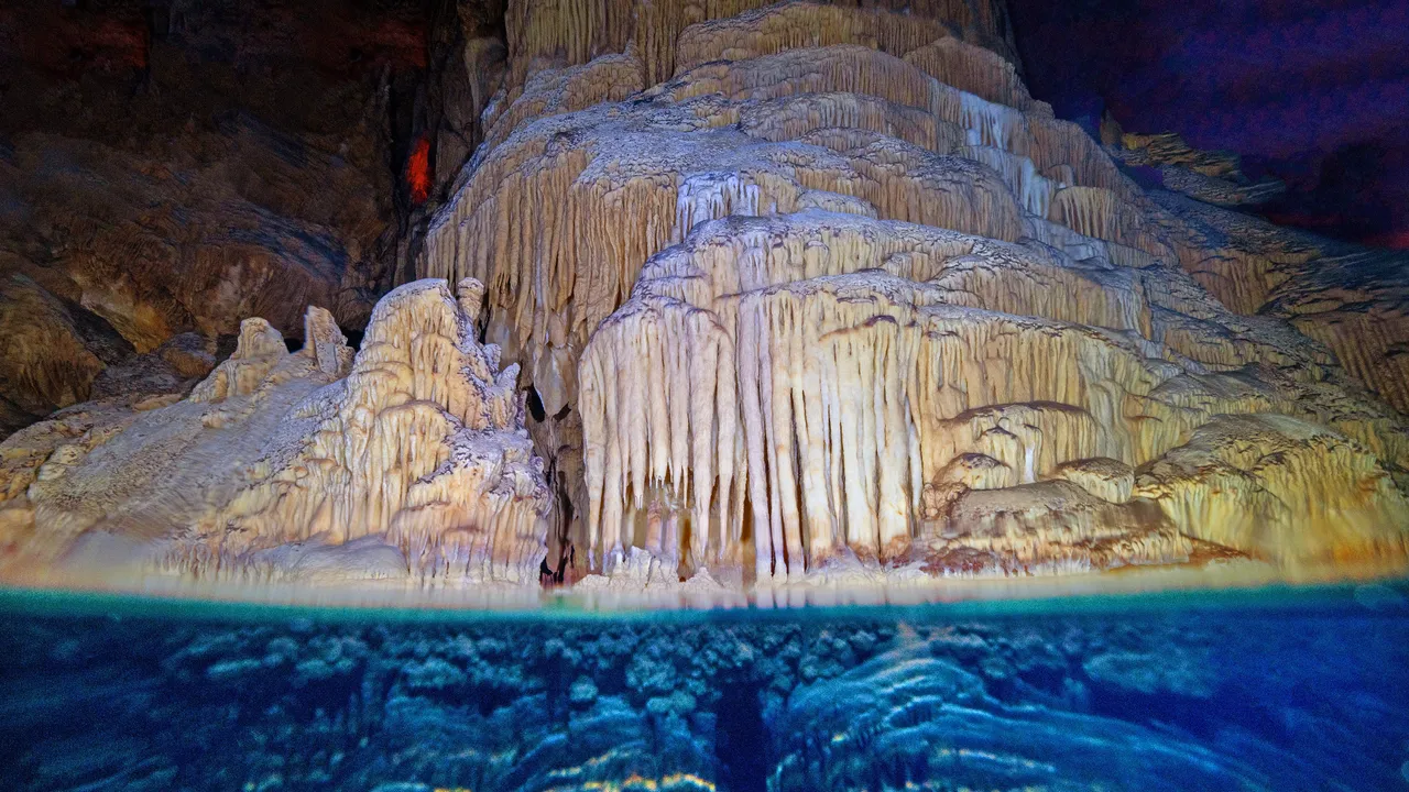 Kirpiyi takip eden çoban tesadüfen keşfetmişti!  Aynalı göl e turist akını