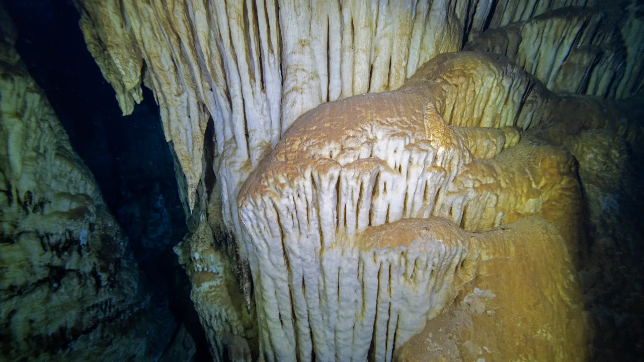 Kirpiyi takip eden çoban tesadüfen keşfetmişti!  Aynalı göl e turist akını