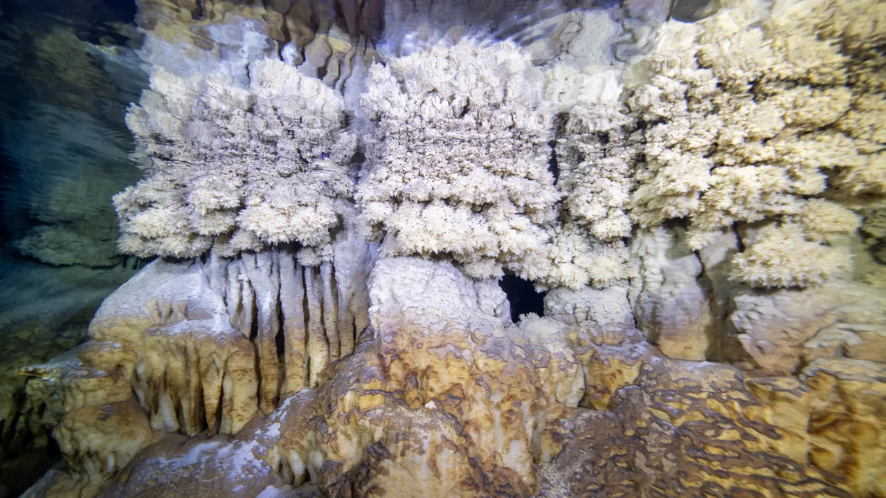 Kirpiyi takip eden çoban tesadüfen keşfetmişti!  Aynalı göl e turist akını