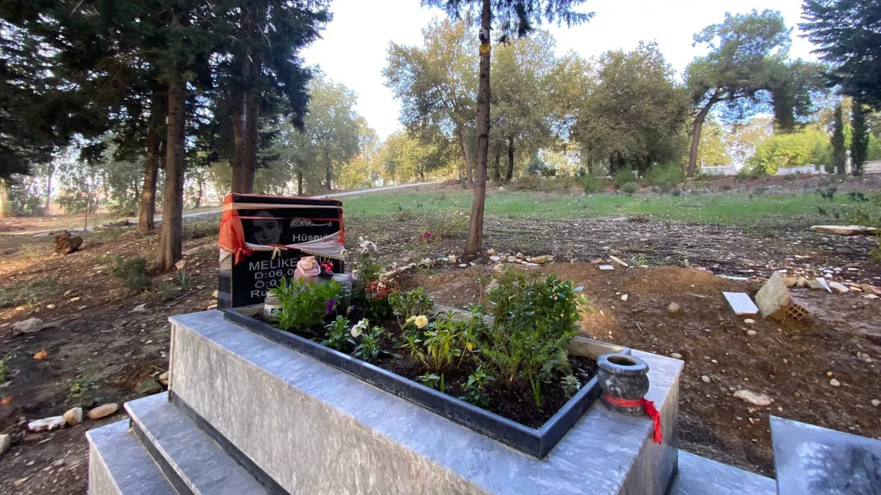 Mezarındaki çiçekler defalarca çalındı