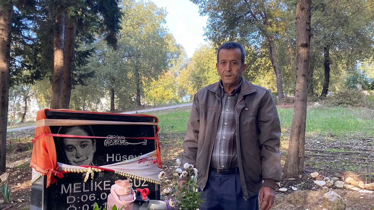 Mezarlıkta büyük saygısızlık! Kızı için ektiği çiçeklere hırsız dadandı: “Ciğerim parçalanıyor”