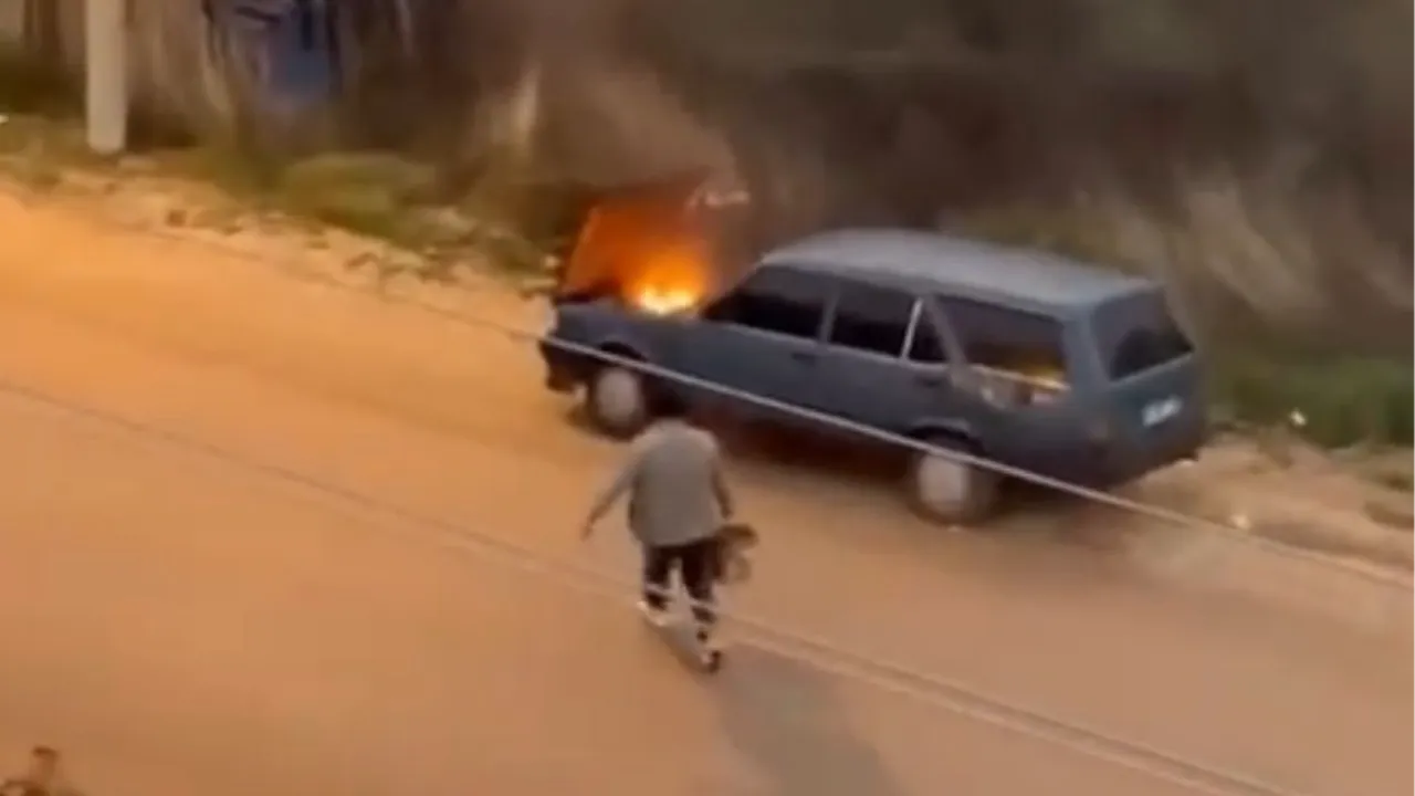 Motoru alev aldı itfaiyeyi beklemedi kovayla yangın söndürdü!
