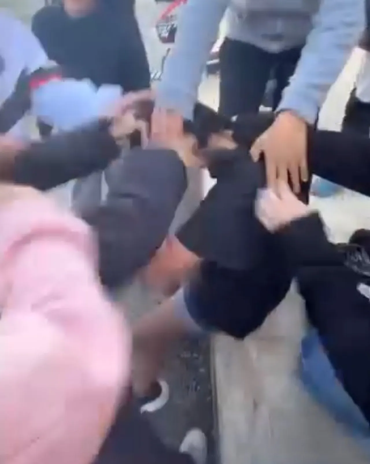 Okul bahçesinde korkunç görüntüler! 11 kişi dövdü, "Acımayın" diye bağırdılar