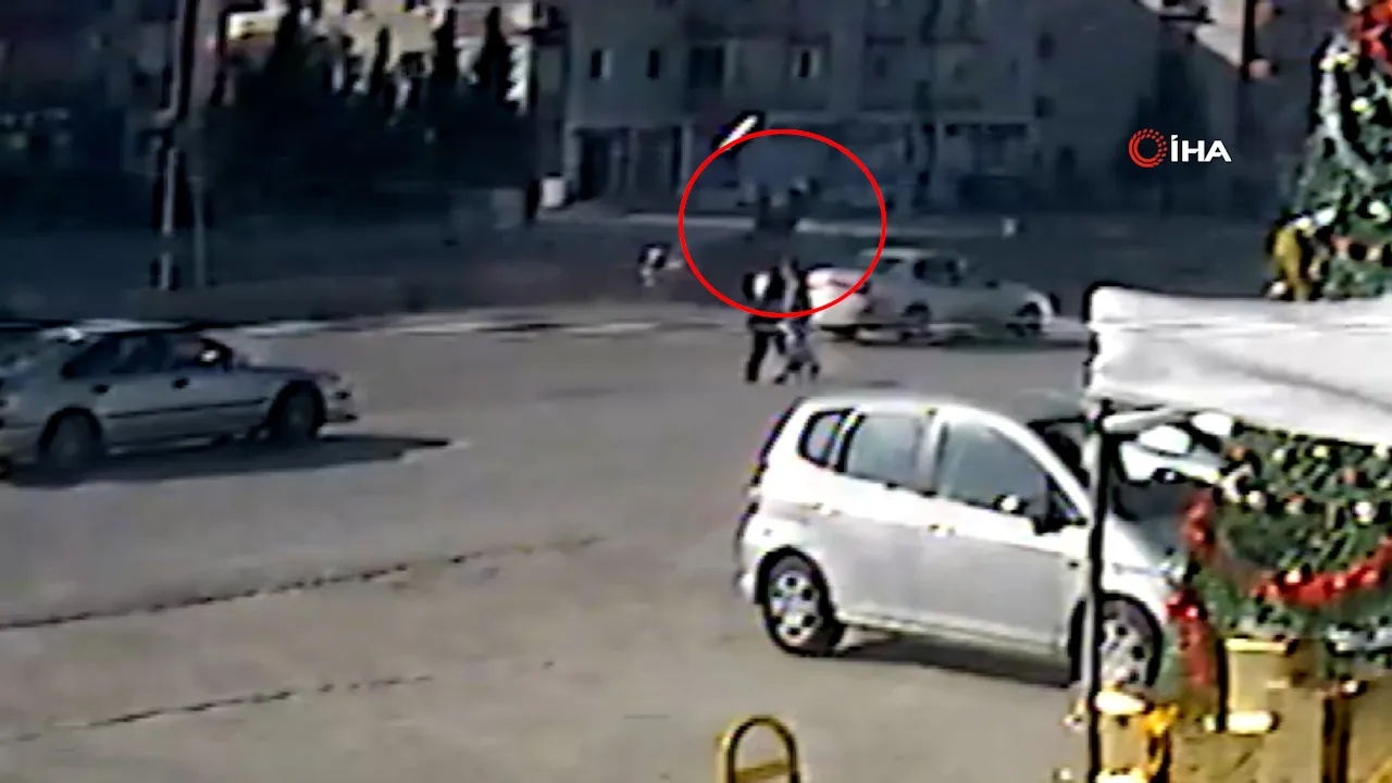 Otomobilin çarptığı yaşlı kadın metrelerce savruldu! O anlar kamerada