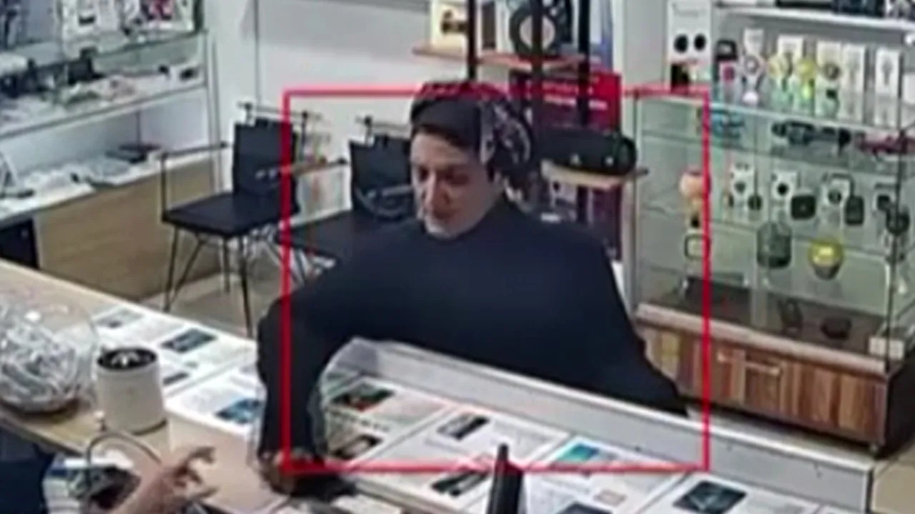 Telefoncuyu pişman eden iyilik! Kadının yaptığı hırsızlık kamerada