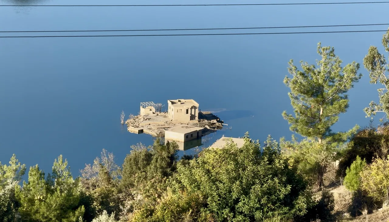 Yıllar önce su altında kalmıştı! Kuraklık başladı, tarihi köy gün yüzüne çıktı