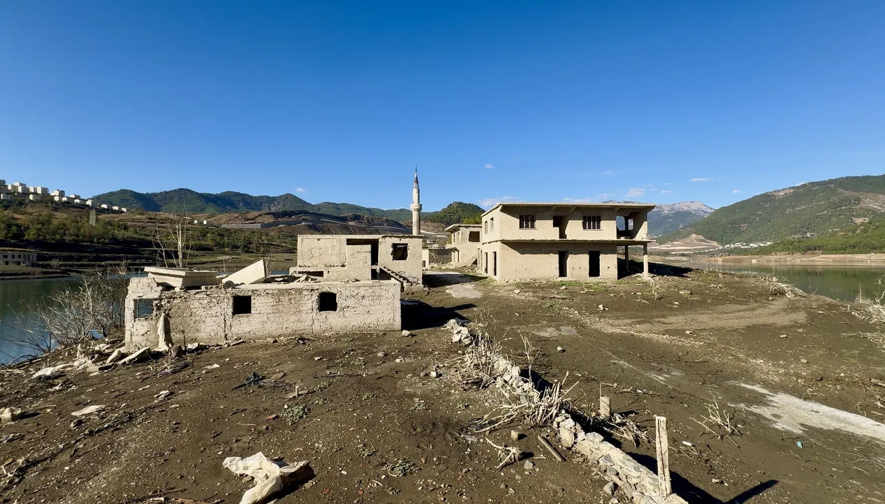 Yıllar önce su altında kalmıştı! Kuraklık başladı, tarihi köy gün yüzüne çıktı