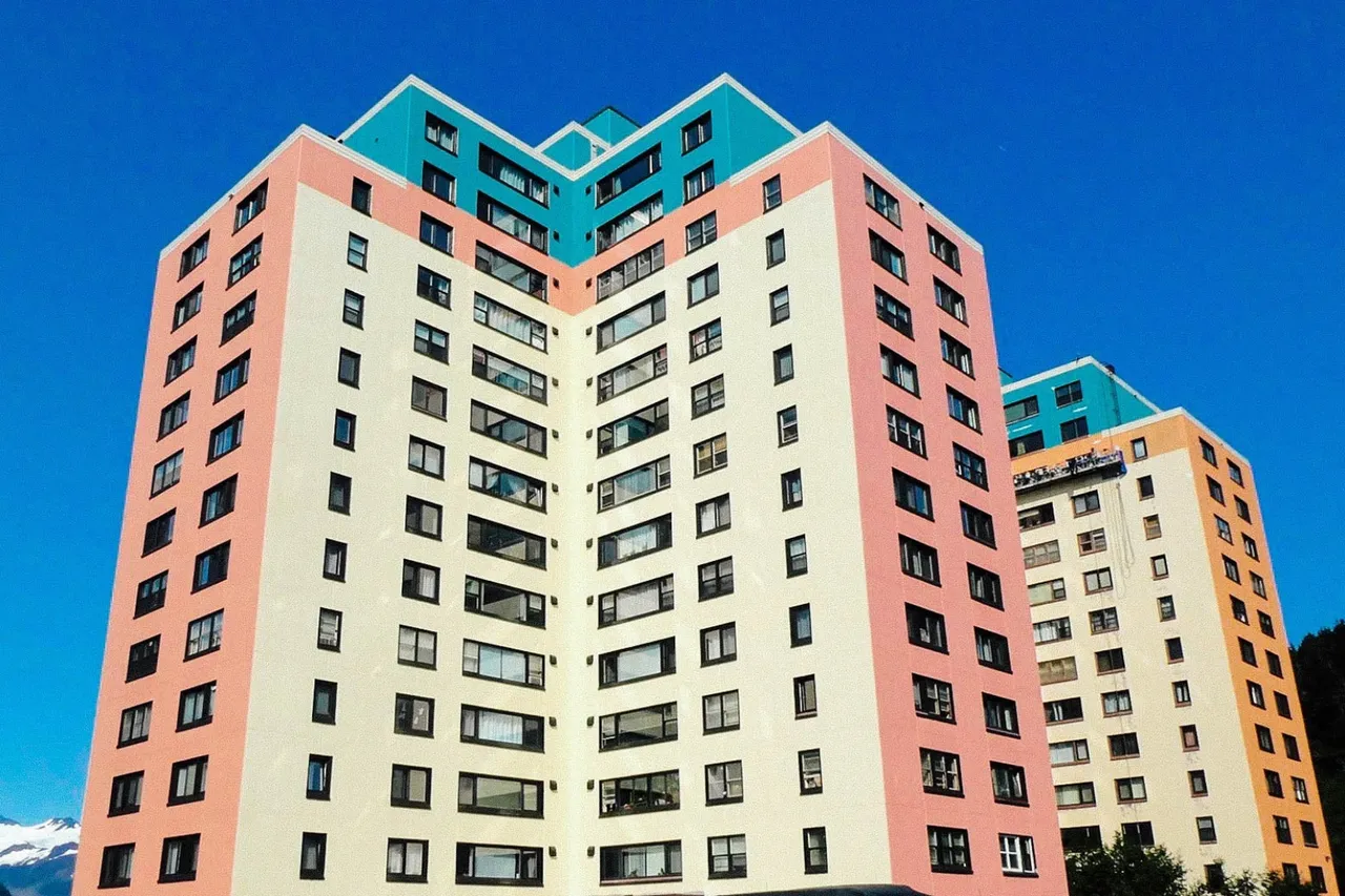  9.2’lik depremin ardından sapasağlam kaldı! Tüm kasabanın aynı binada yaşadığı dünyanın en ilginç yerleşim yeri