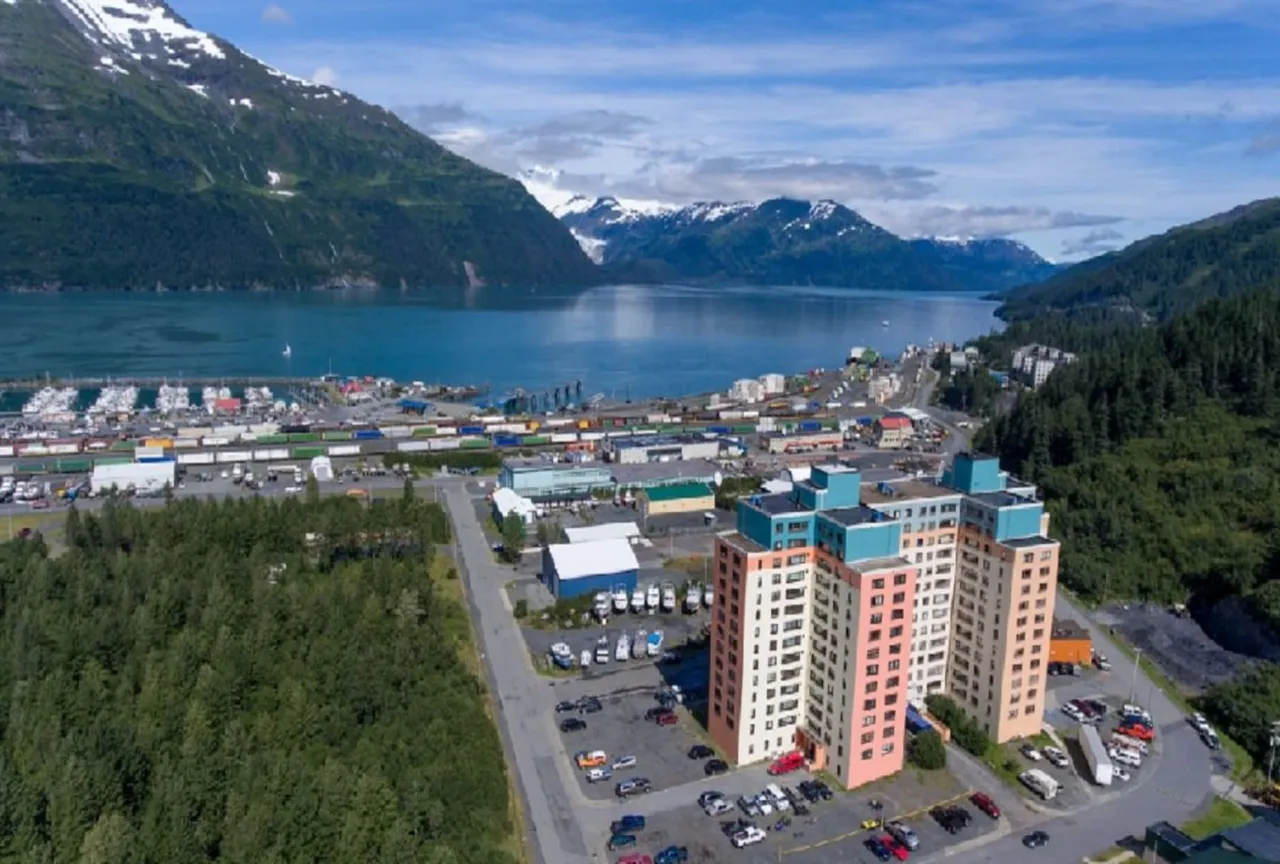  9.2’lik depremin ardından sapasağlam kaldı! Tüm kasabanın aynı binada yaşadığı dünyanın en ilginç yerleşim yeri