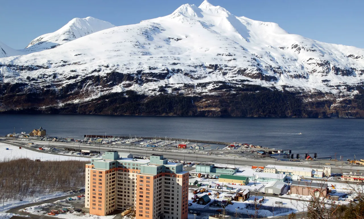  9.2’lik depremin ardından sapasağlam kaldı! Tüm kasabanın aynı binada yaşadığı dünyanın en ilginç yerleşim yeri