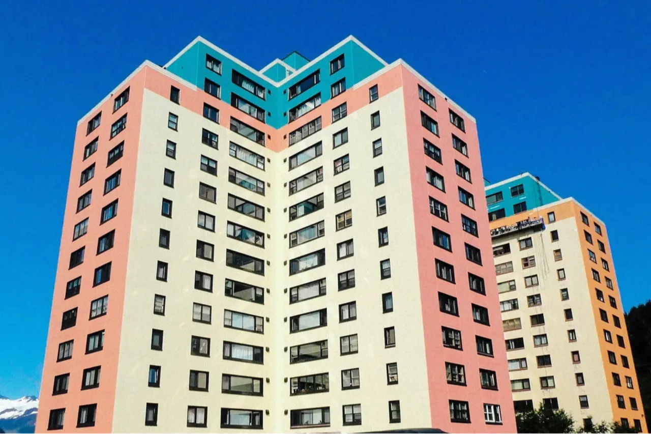 Şaka değil! Tüm şehir bu binada yaşıyor